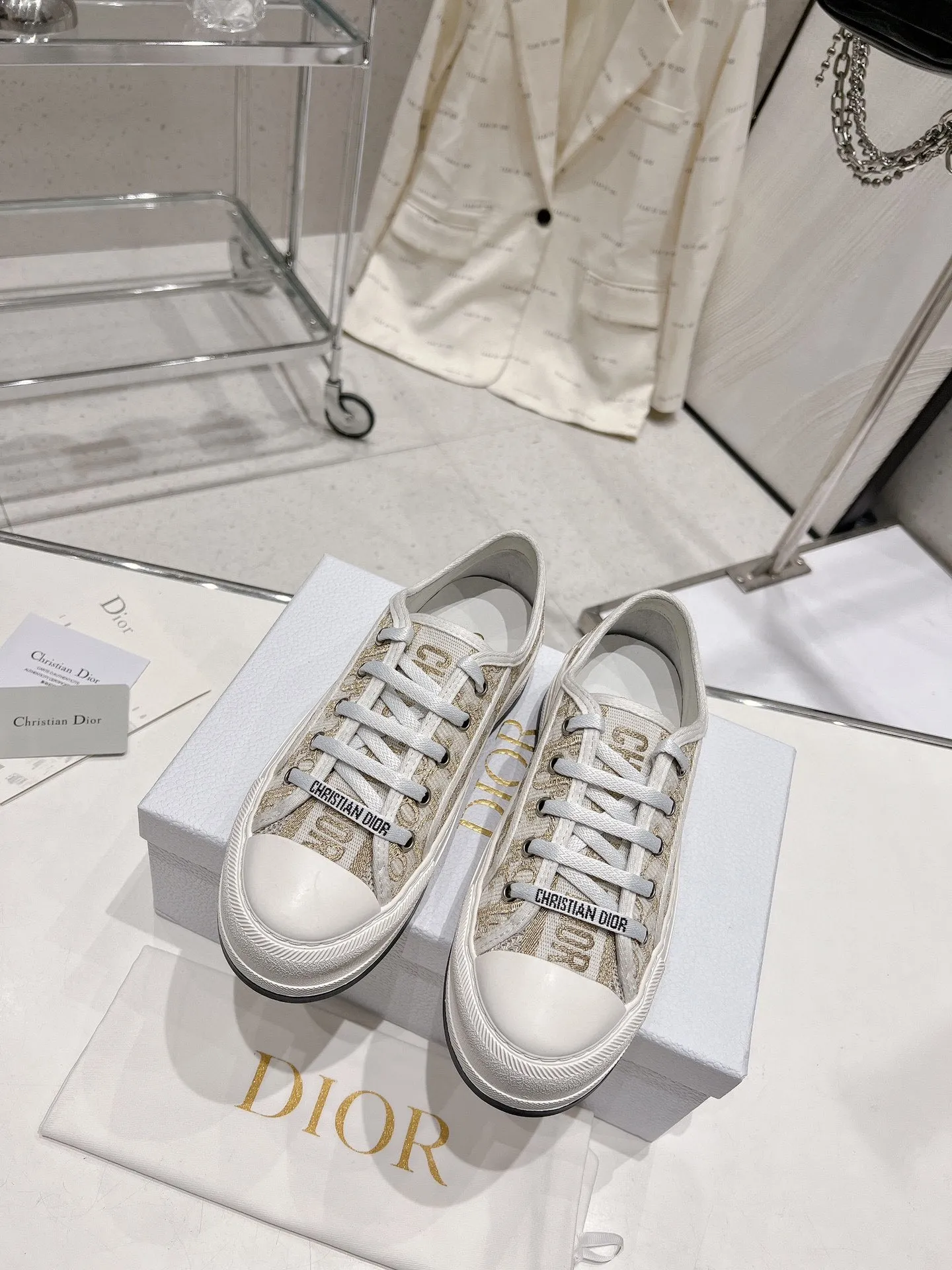 👟👟Ex-factory price P520👟👟 Dior Series Dior Dior 2024 Walk'n Series Presbyopia Embroidery Thick-soled Canvas Shoes Casual Sports Shoes Original Purchase Development Production This Walk'n'Dior thick-soled sneaker is a fashionable item that enhances the style of this series. Oblique printed cotton embroidered upper with comfortable platform sole, tongue and Christian Dior Paris signature laces. Can add fashionable temperament to all kinds of casual looks ▪️Fabric: Original customized imported Oblique printed embroidery ▪️Lining: Imported soft sheepskin lining ▪️Outsole: Original exclusive molded TPU material ▪️Sole thickness: 4.5CM ▪️Size: Women's 35-40